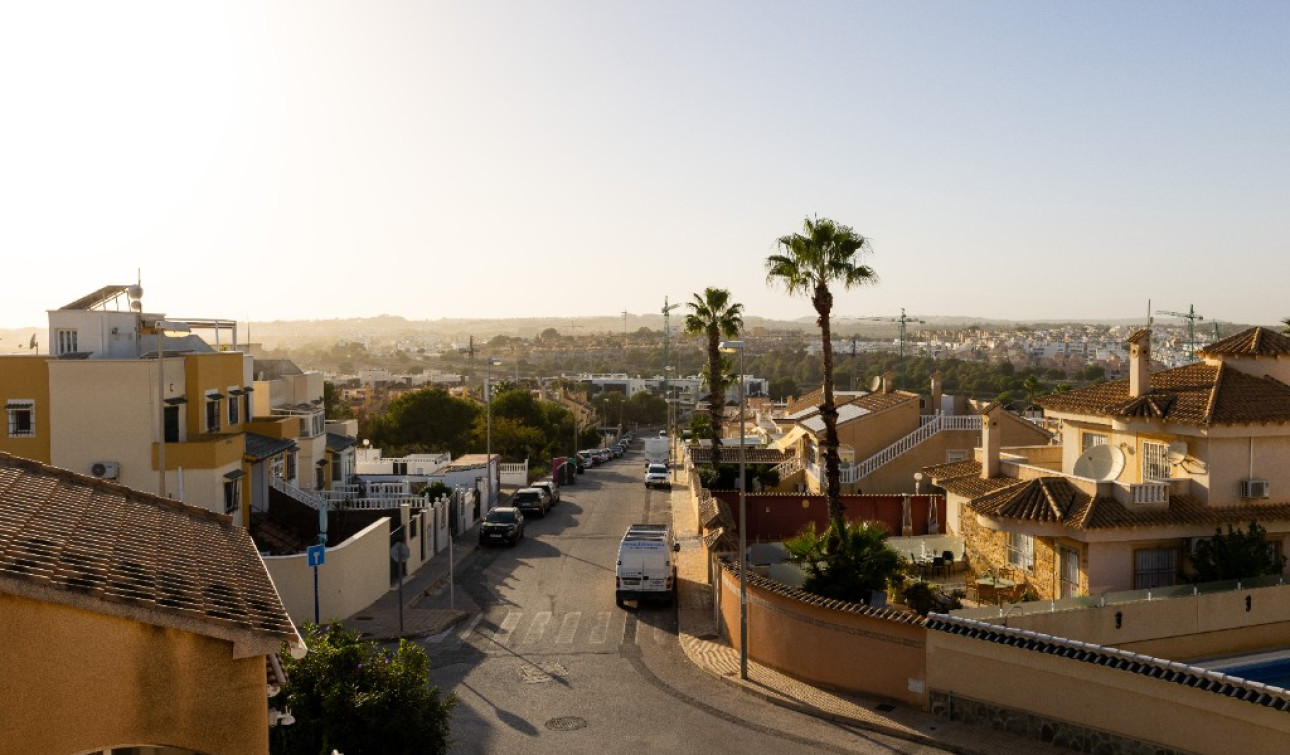 Resale - Detached Villa - Los Altos