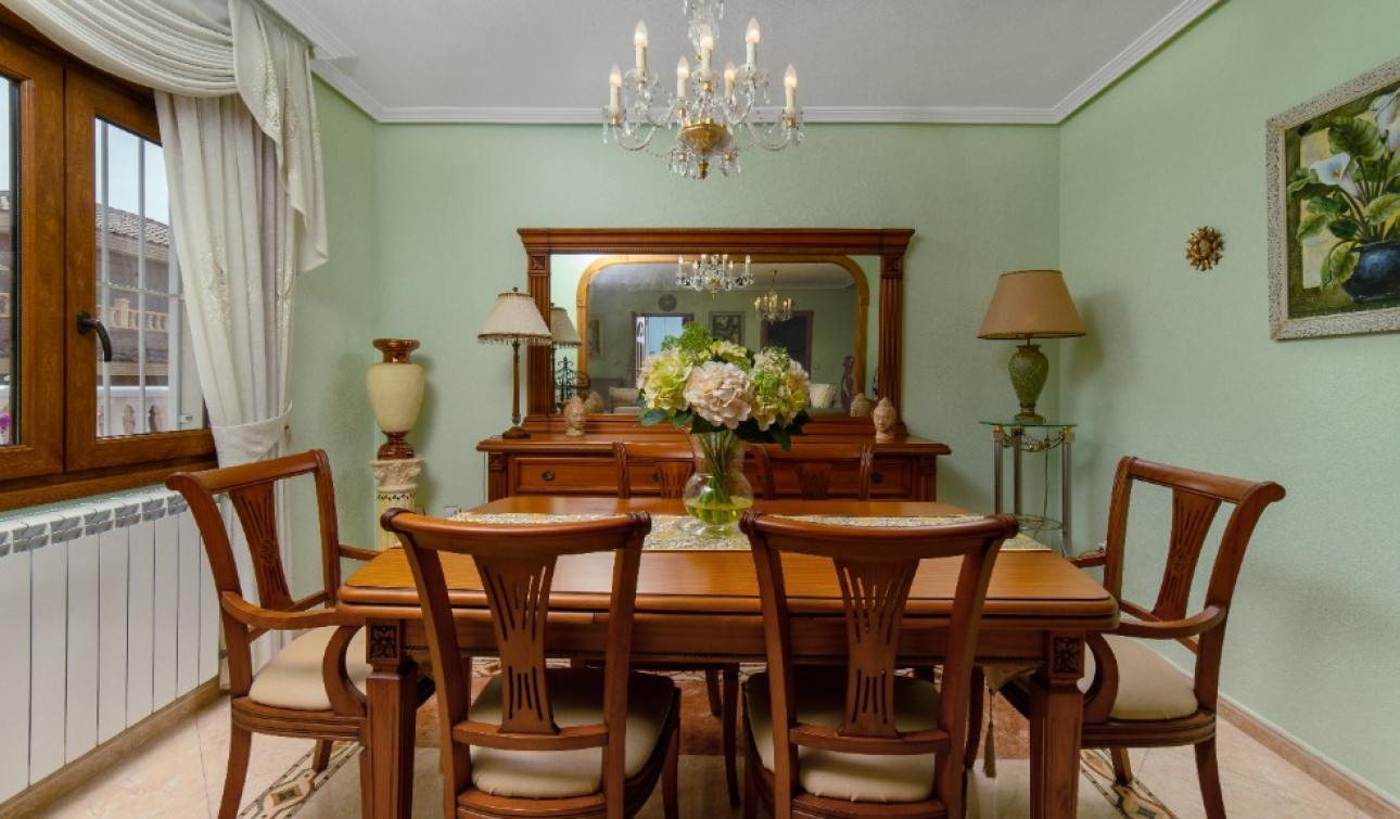 Resale - Detached Villa - Los Altos