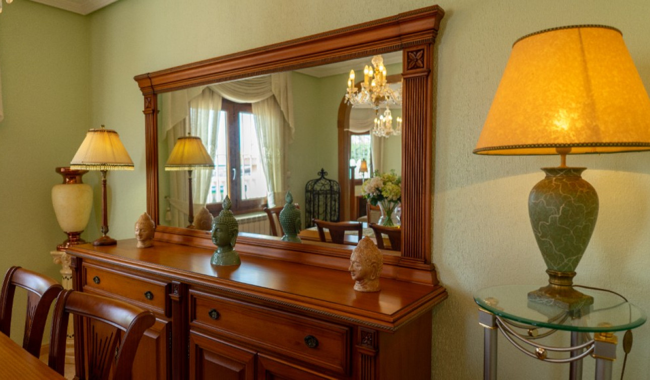 Resale - Detached Villa - Los Altos