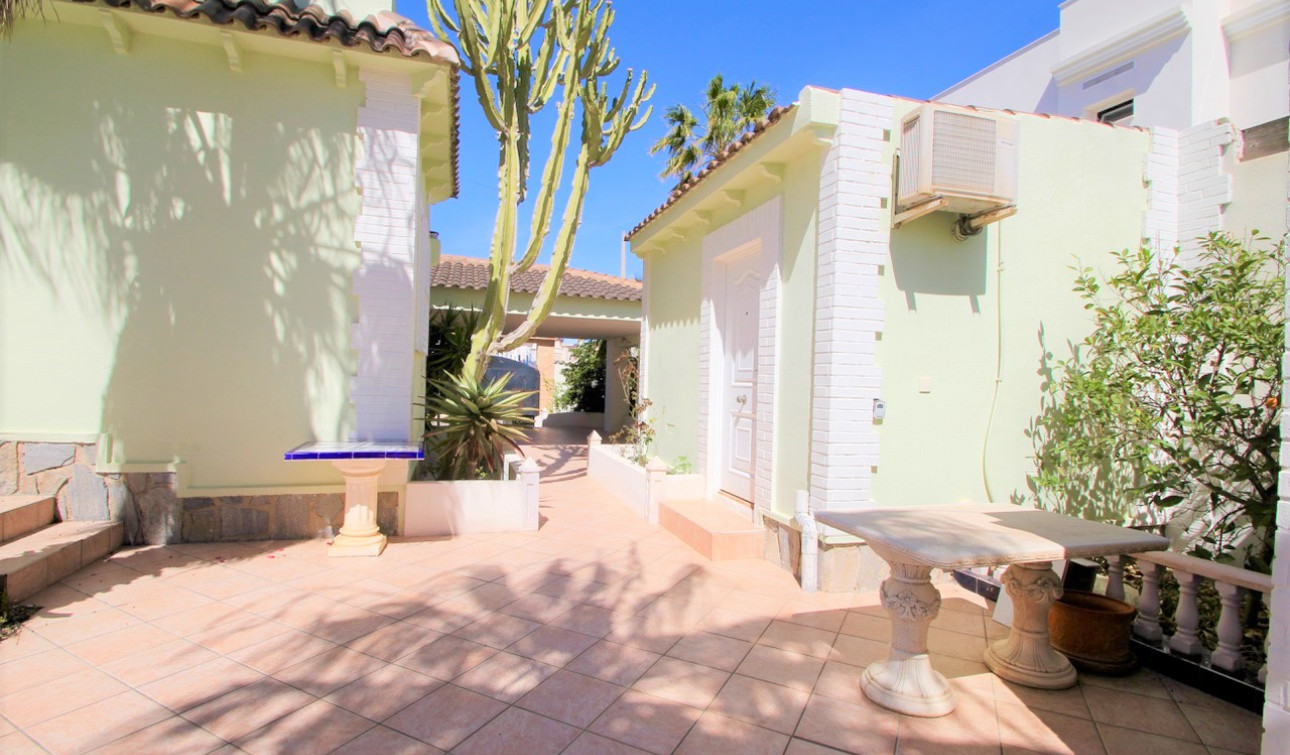 Resale - Detached Villa - Villamartín - Avenida Las Brisas