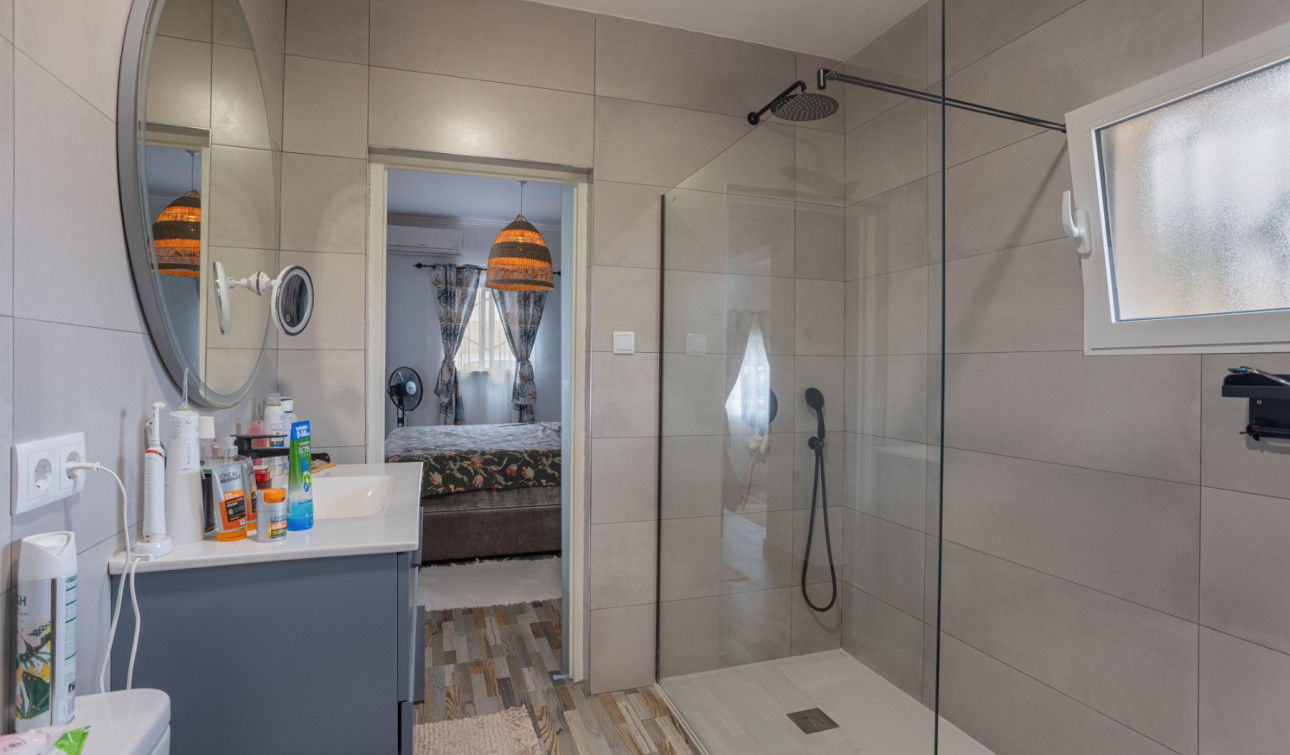 Resale - Finca / Country Property - Albatera