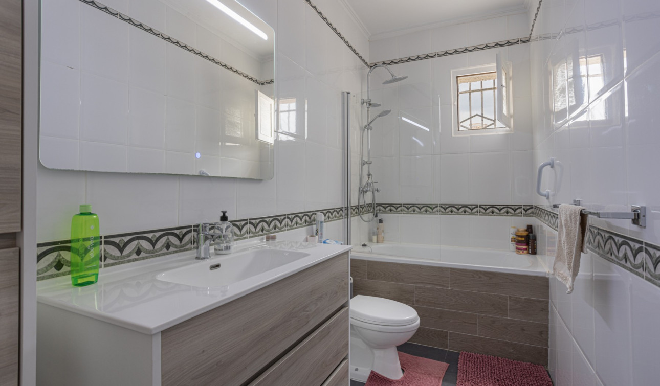 Resale - Finca / Country Property - Albatera