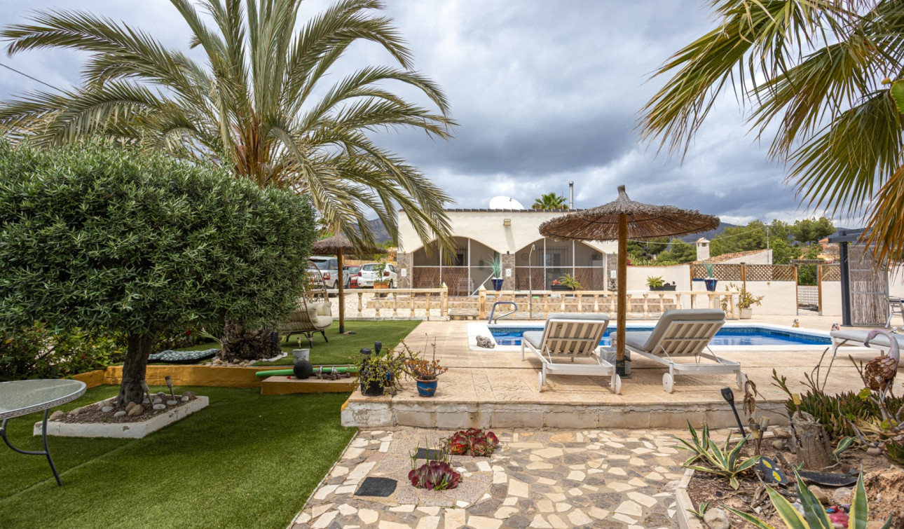 Resale - Finca / Country Property - Albatera