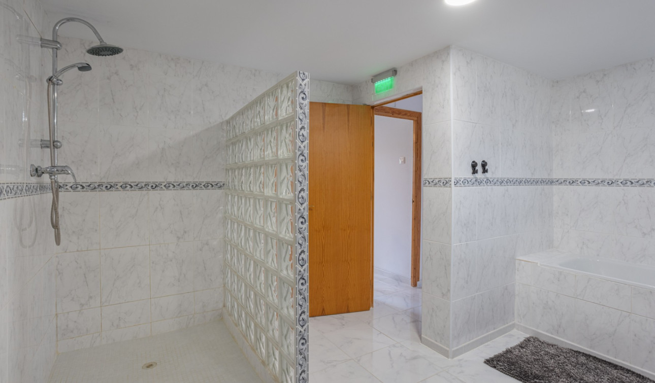 Resale - Finca / Country Property - Albatera