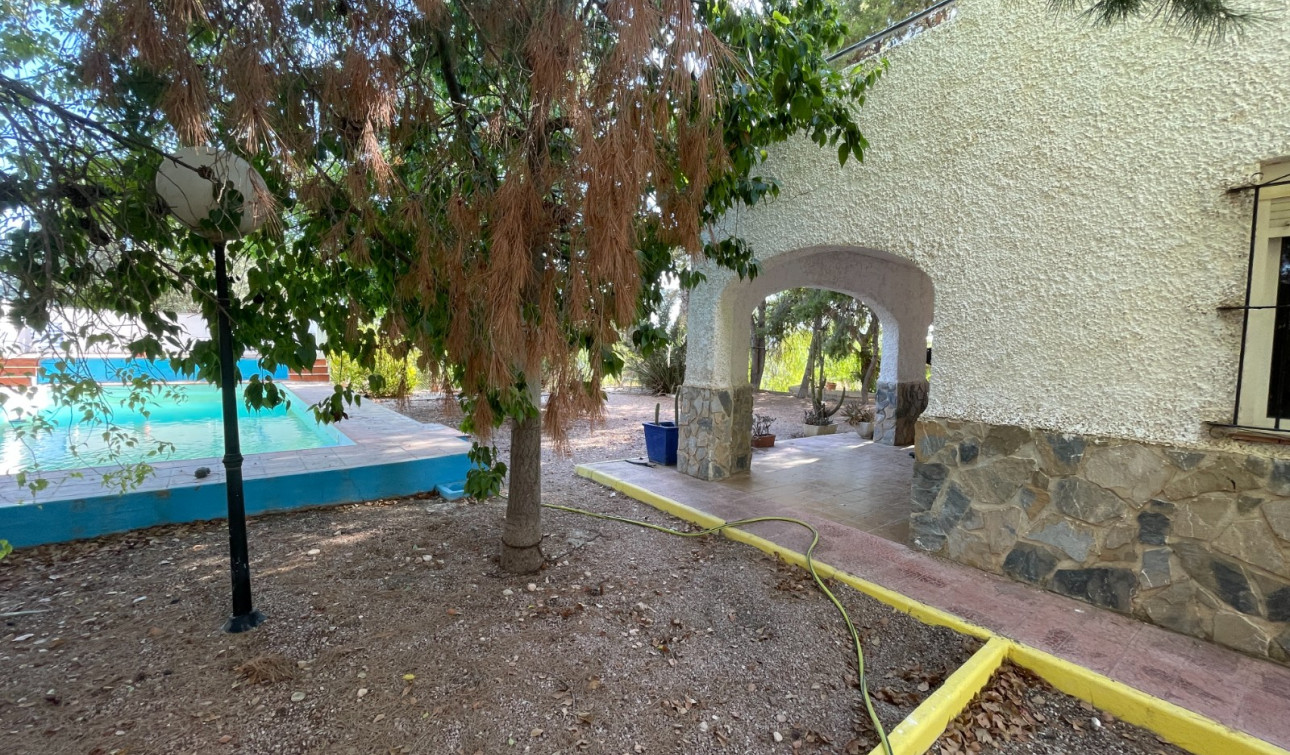 Resale - Finca / Country Property - Albatera