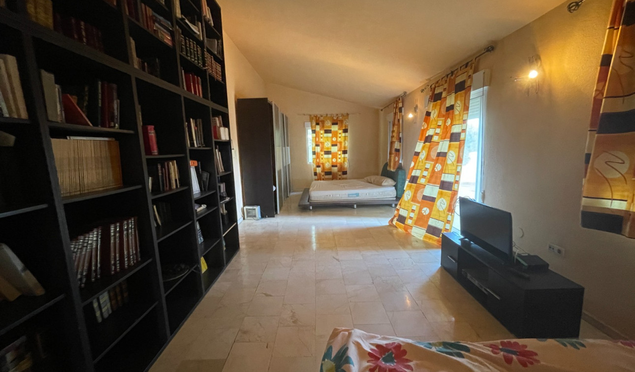 Resale - Finca / Country Property - Albatera