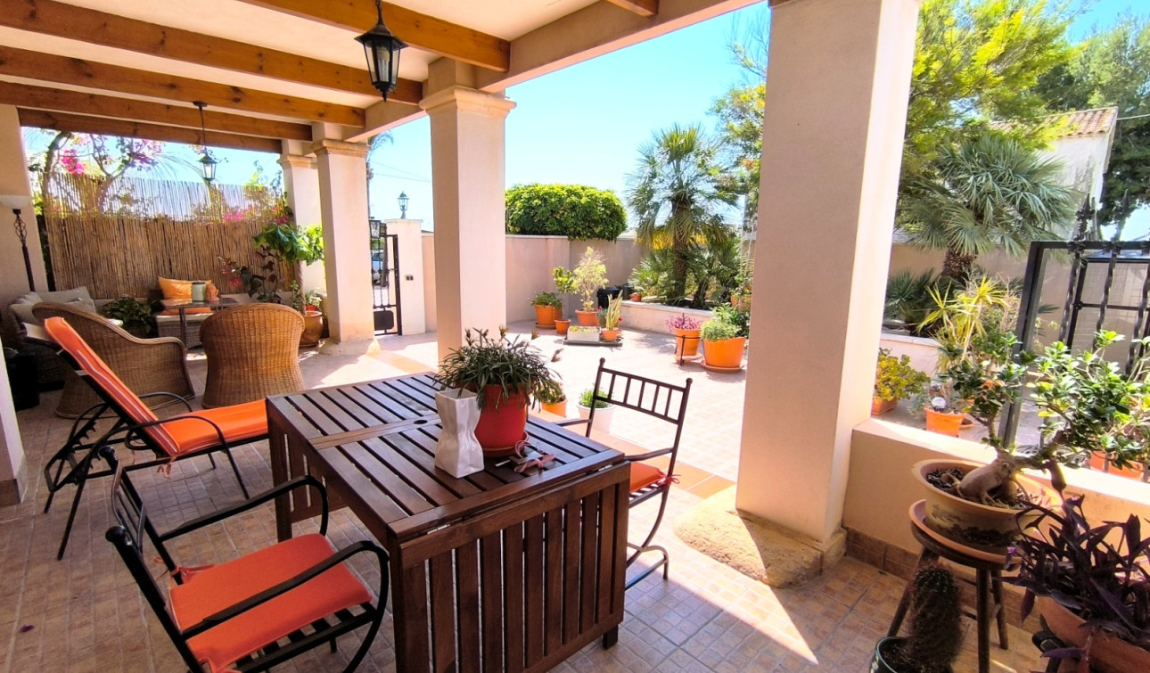 Resale - Finca / Country Property - Albatera