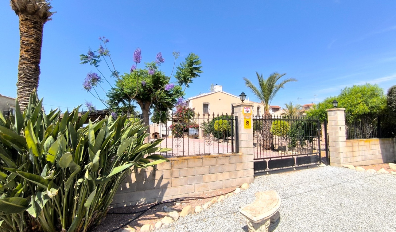 Resale - Finca / Country Property - Albatera
