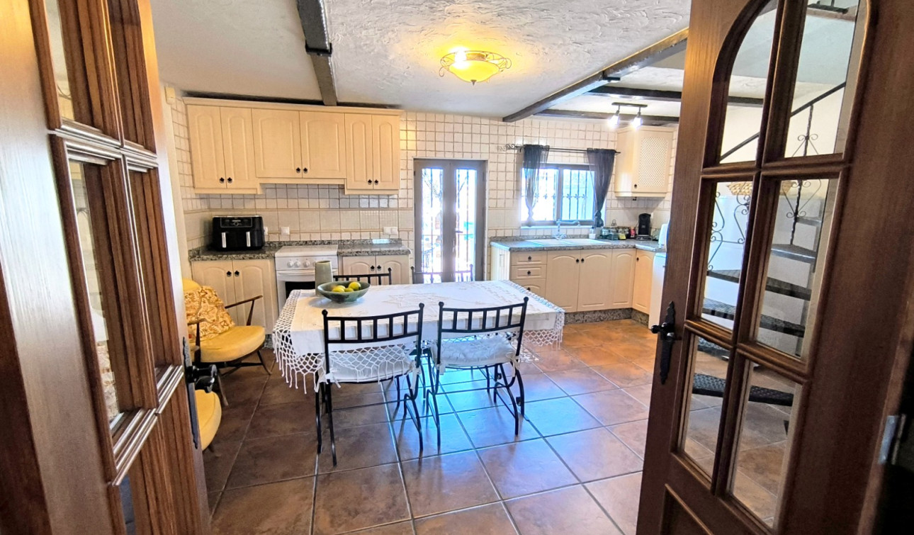 Resale - Finca / Country Property - Albatera