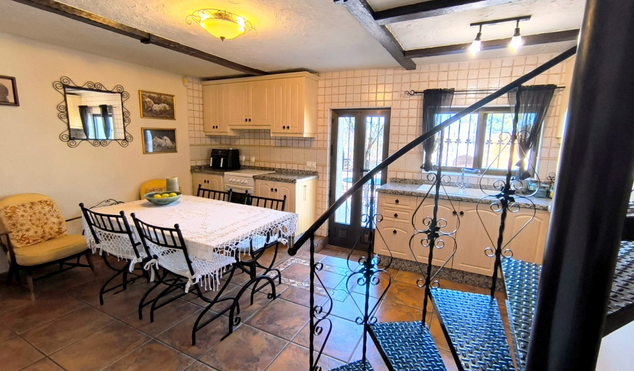 Resale - Finca / Country Property - Albatera