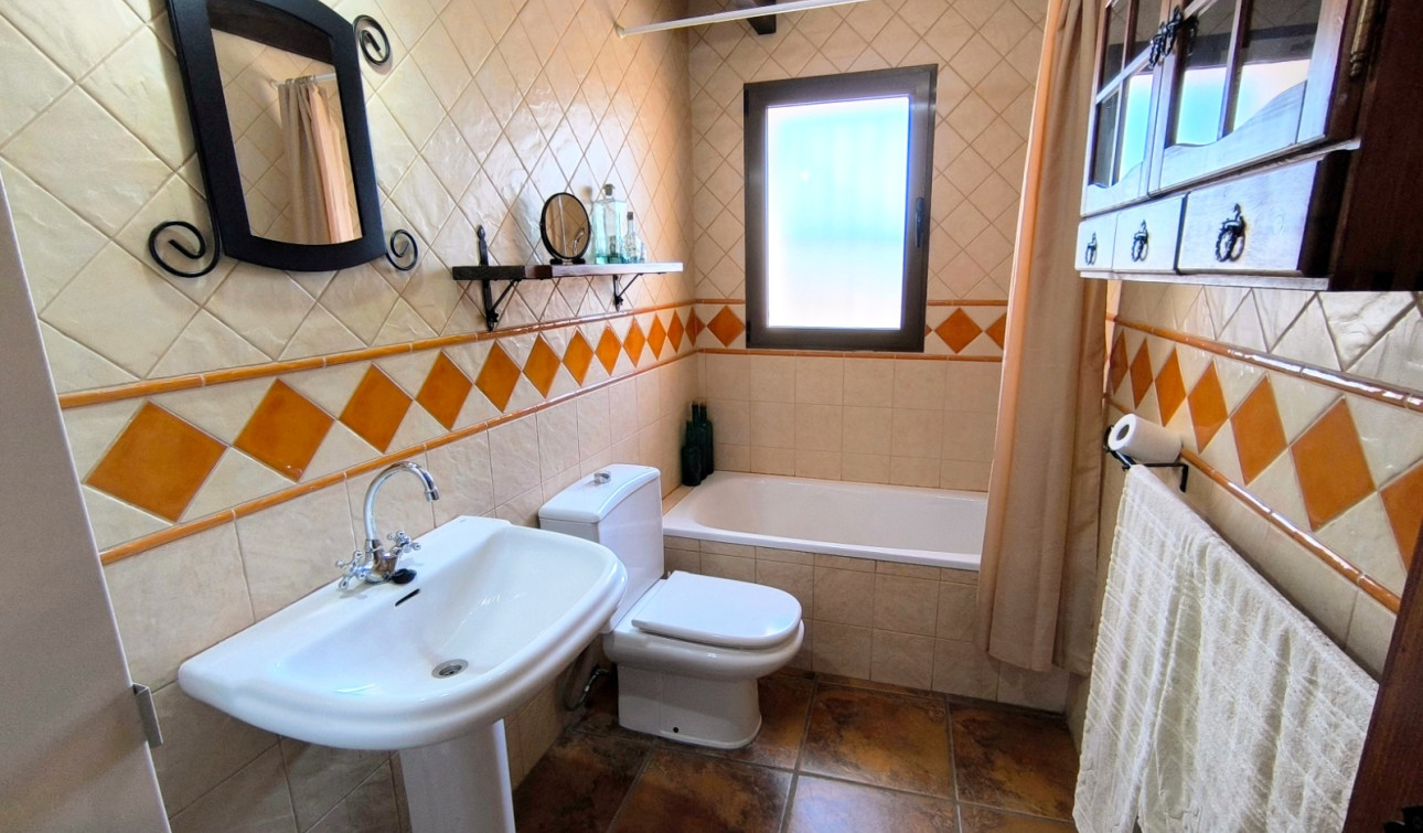 Resale - Finca / Country Property - Albatera