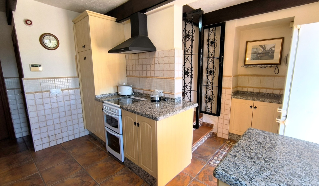 Resale - Finca / Country Property - Albatera