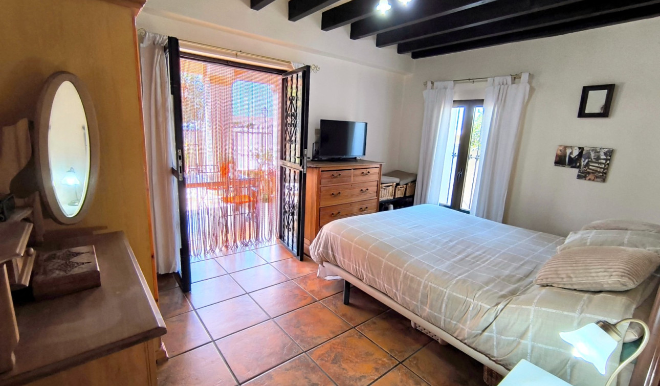 Resale - Finca / Country Property - Albatera