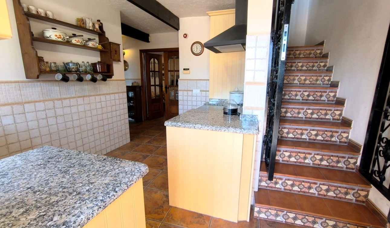 Resale - Finca / Country Property - Albatera