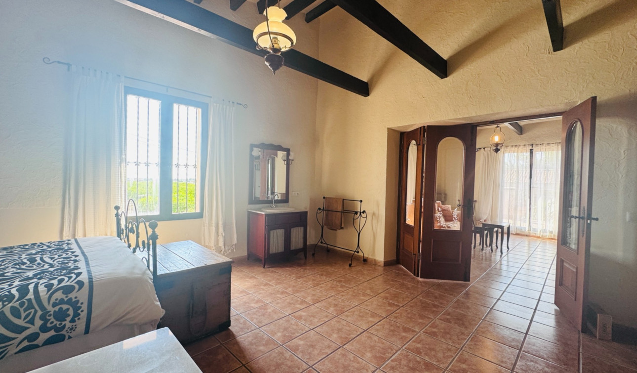 Resale - Finca / Country Property - Albatera