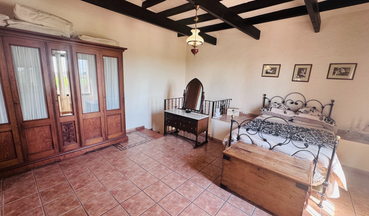 Resale - Finca / Country Property - Albatera
