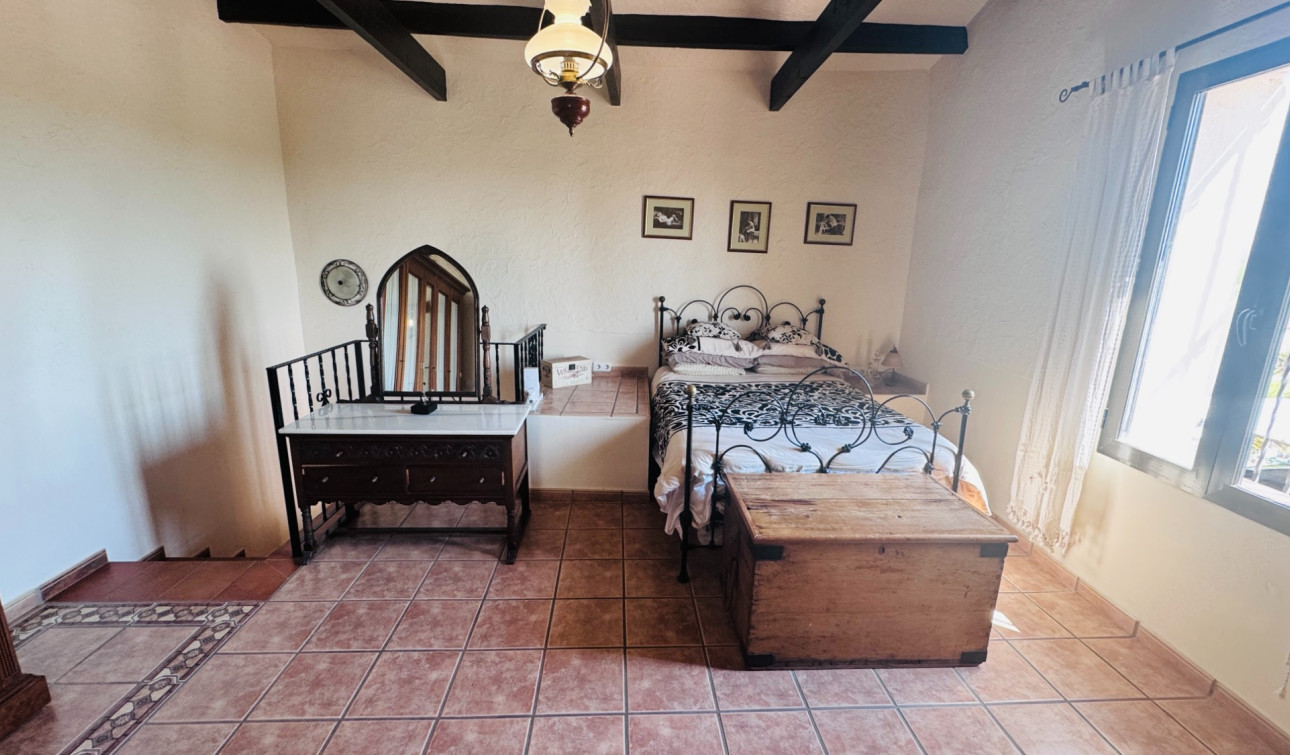 Resale - Finca / Country Property - Albatera