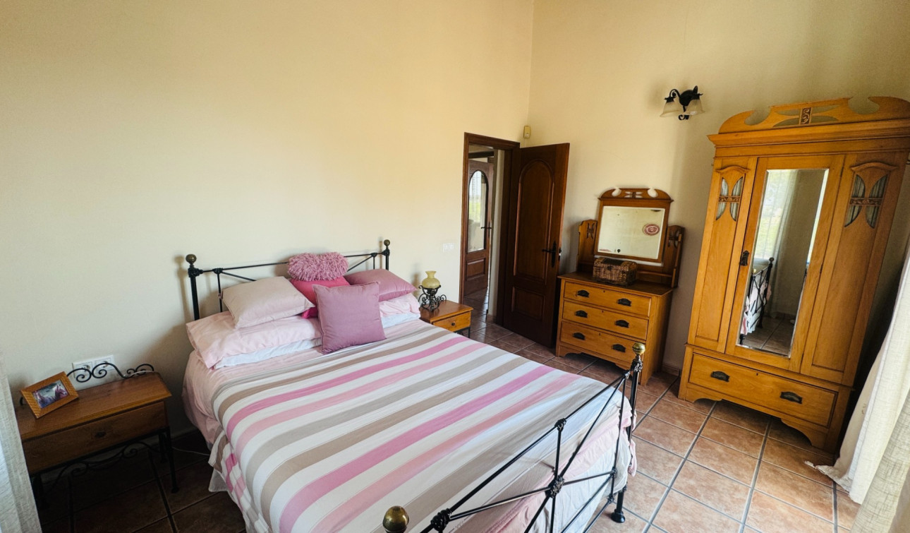 Resale - Finca / Country Property - Albatera