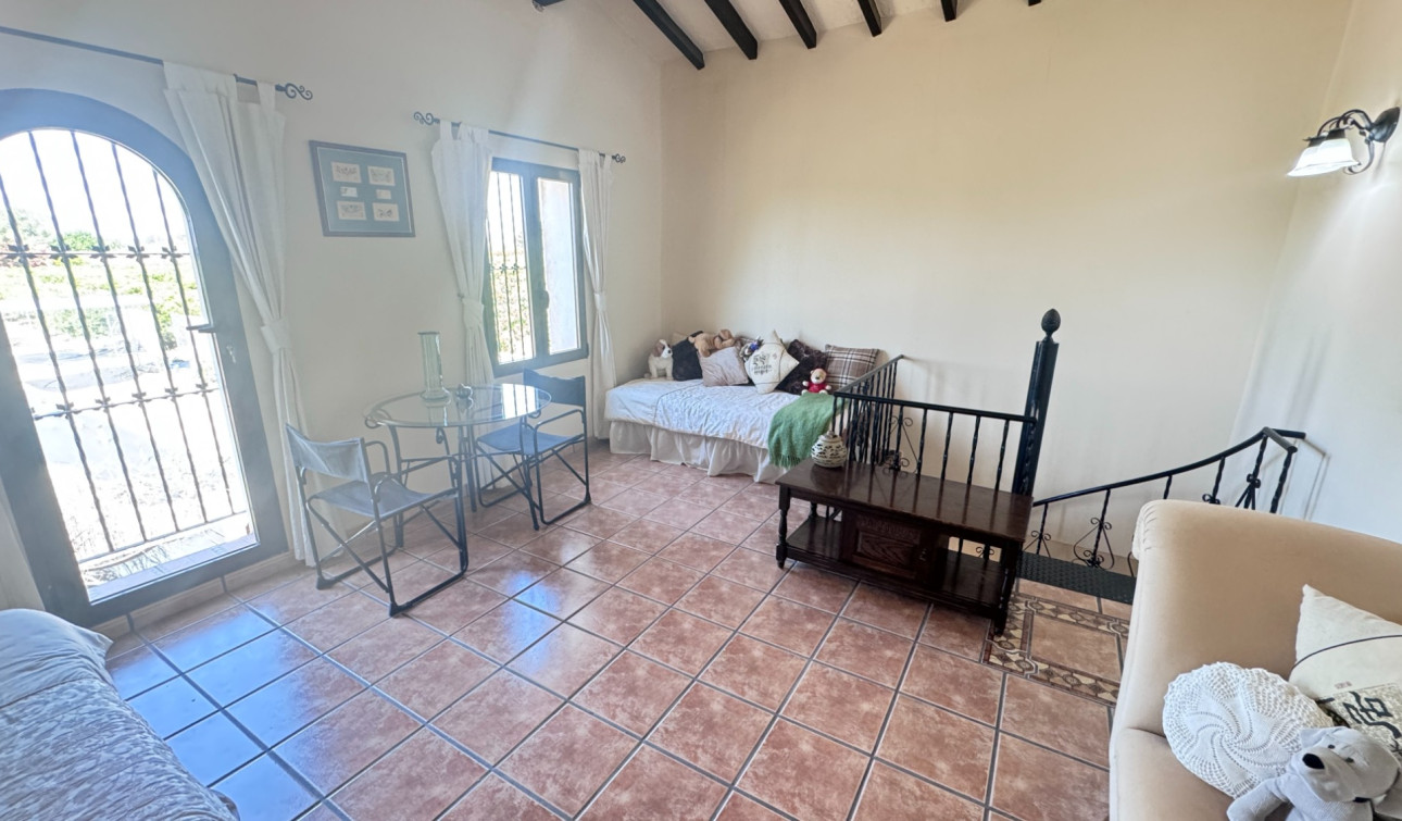 Resale - Finca / Country Property - Albatera