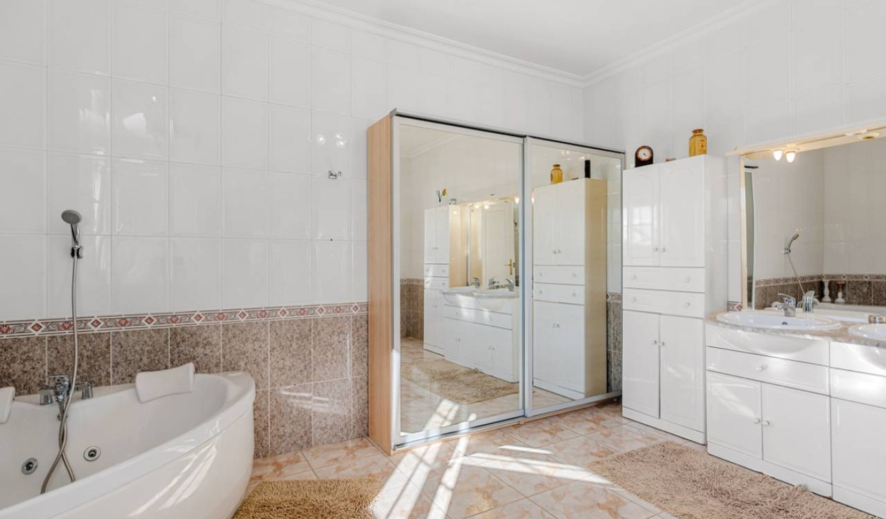 Resale - Finca / Country Property - Los Montesinos