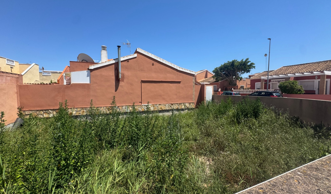 Resale - Plot / Land - Daya Nueva