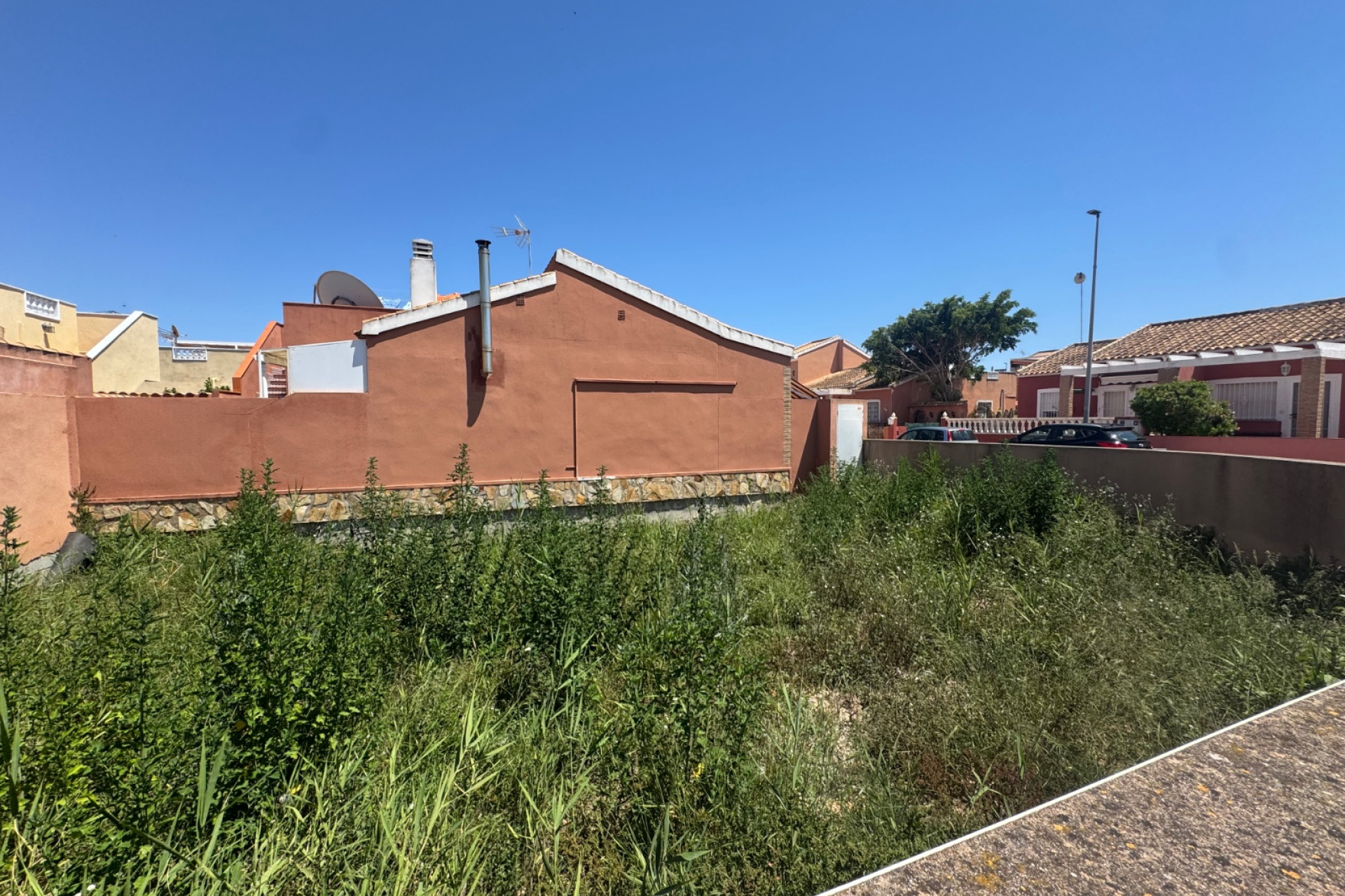 Resale - Plot / Land - Daya Nueva