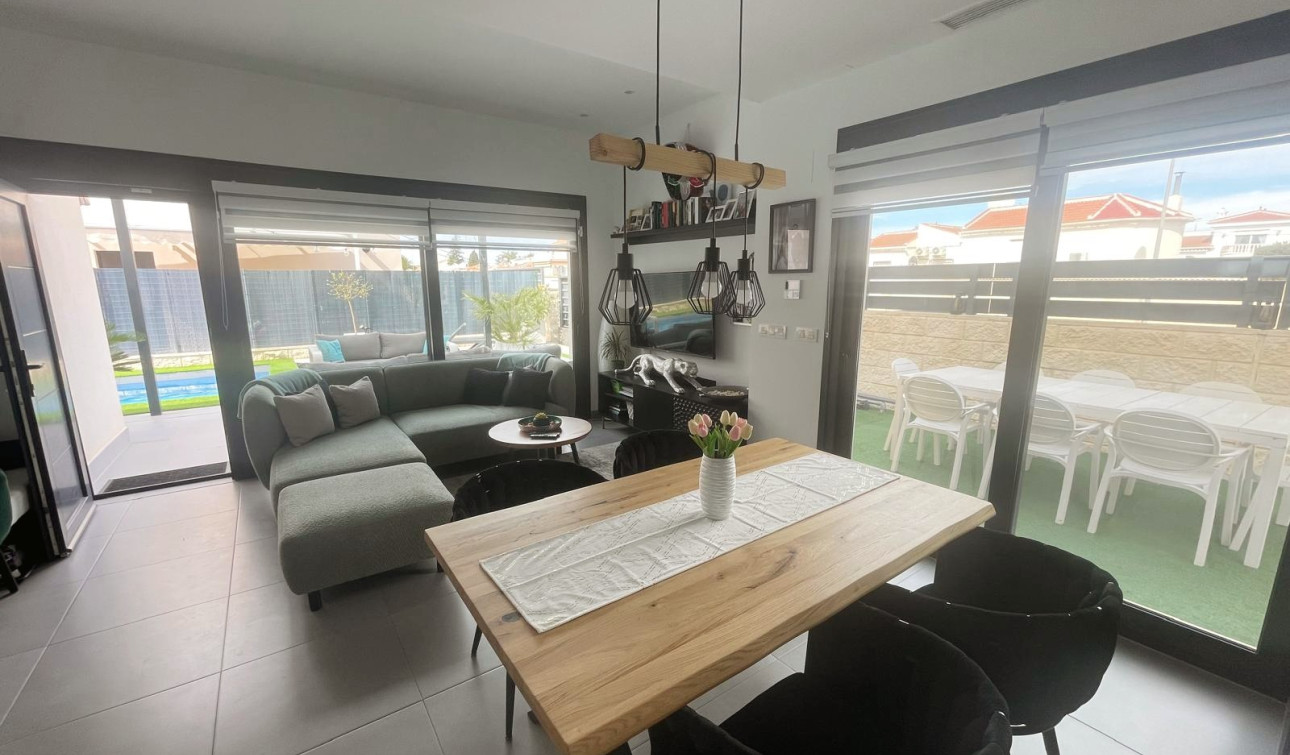 Resale - Semi - Detached Villa - Ciudad Quesada - Pueblo Bravo