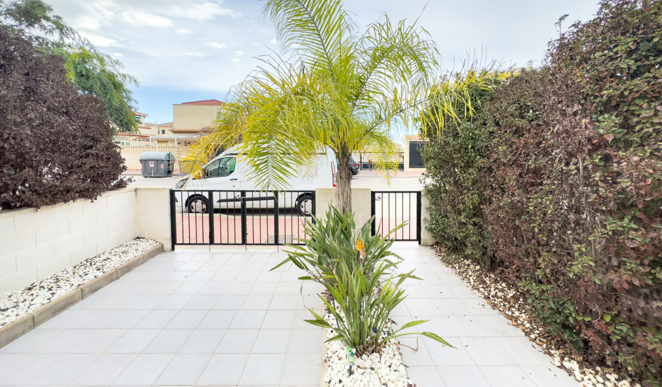 Resale - Semi - Detached Villa - Torrevieja - Aguas Nuevas