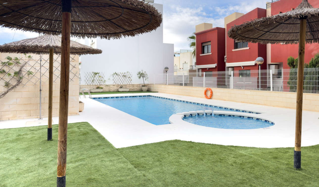 Resale - Semi - Detached Villa - Torrevieja - Aguas Nuevas