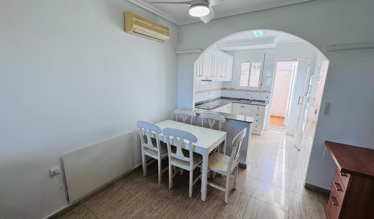 Resale - Town House - Daya Nueva