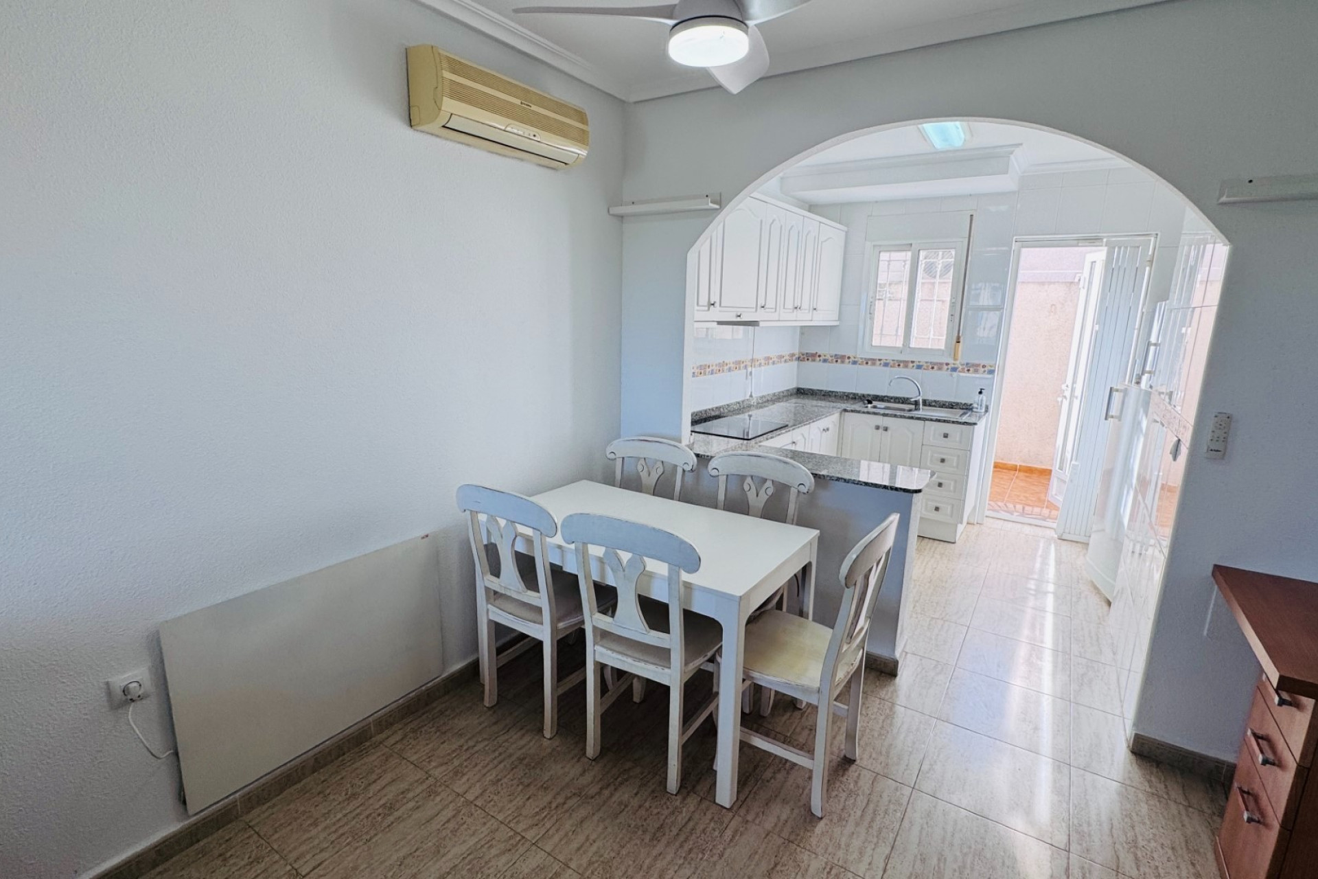 Resale - Town House - Daya Nueva