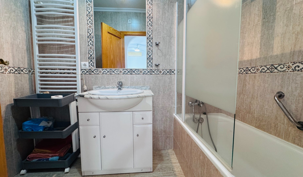 Resale - Town House - Daya Nueva