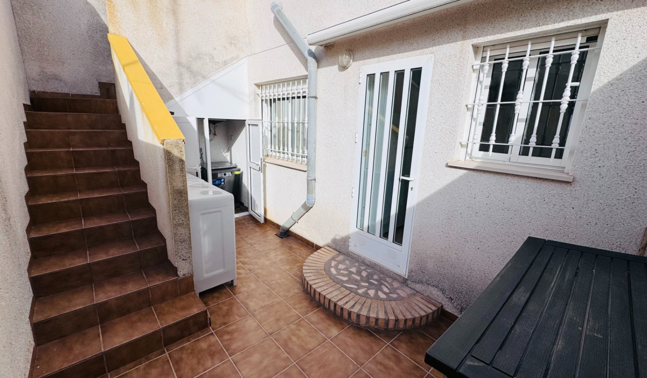 Resale - Town House - Daya Nueva