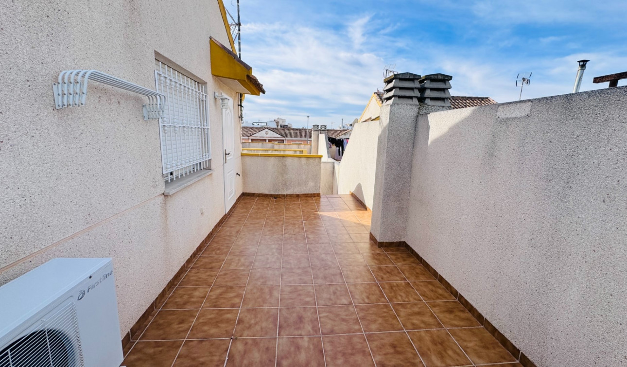 Resale - Town House - Daya Nueva