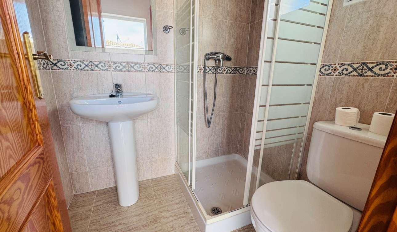 Resale - Town House - Daya Nueva