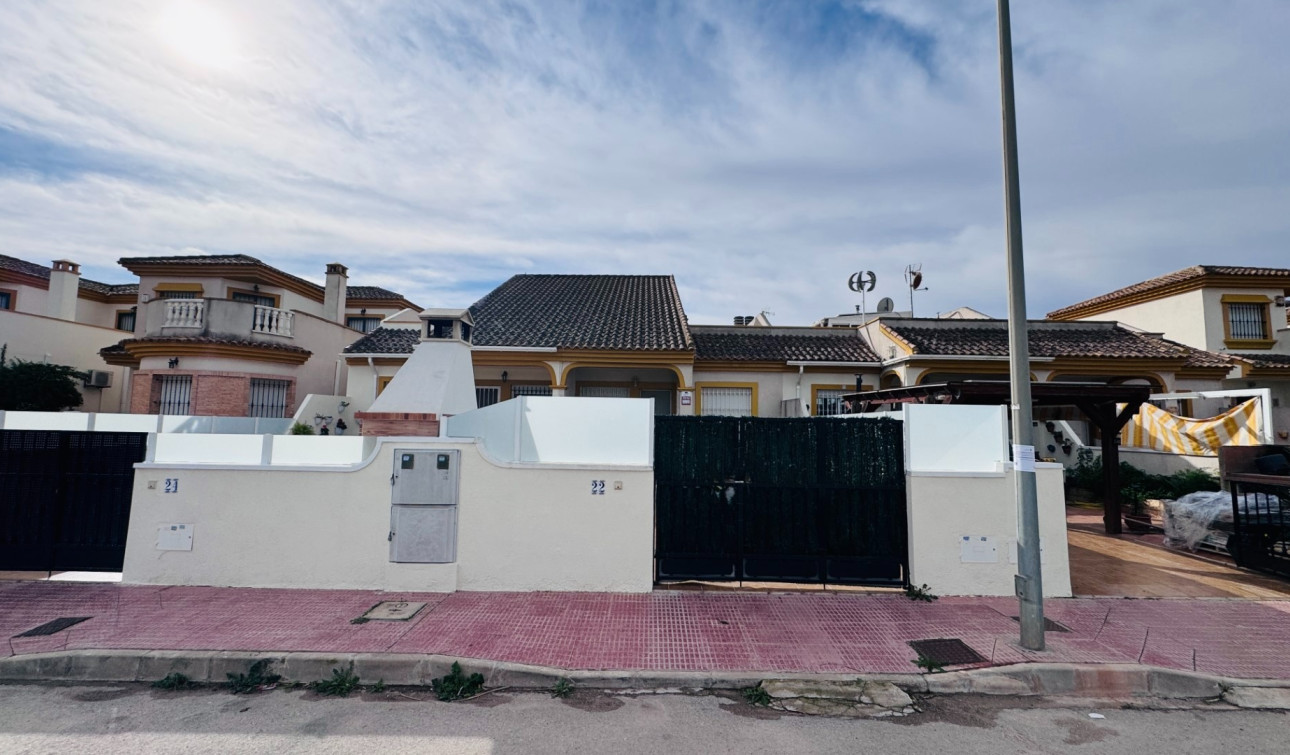 Resale - Town House - Daya Nueva