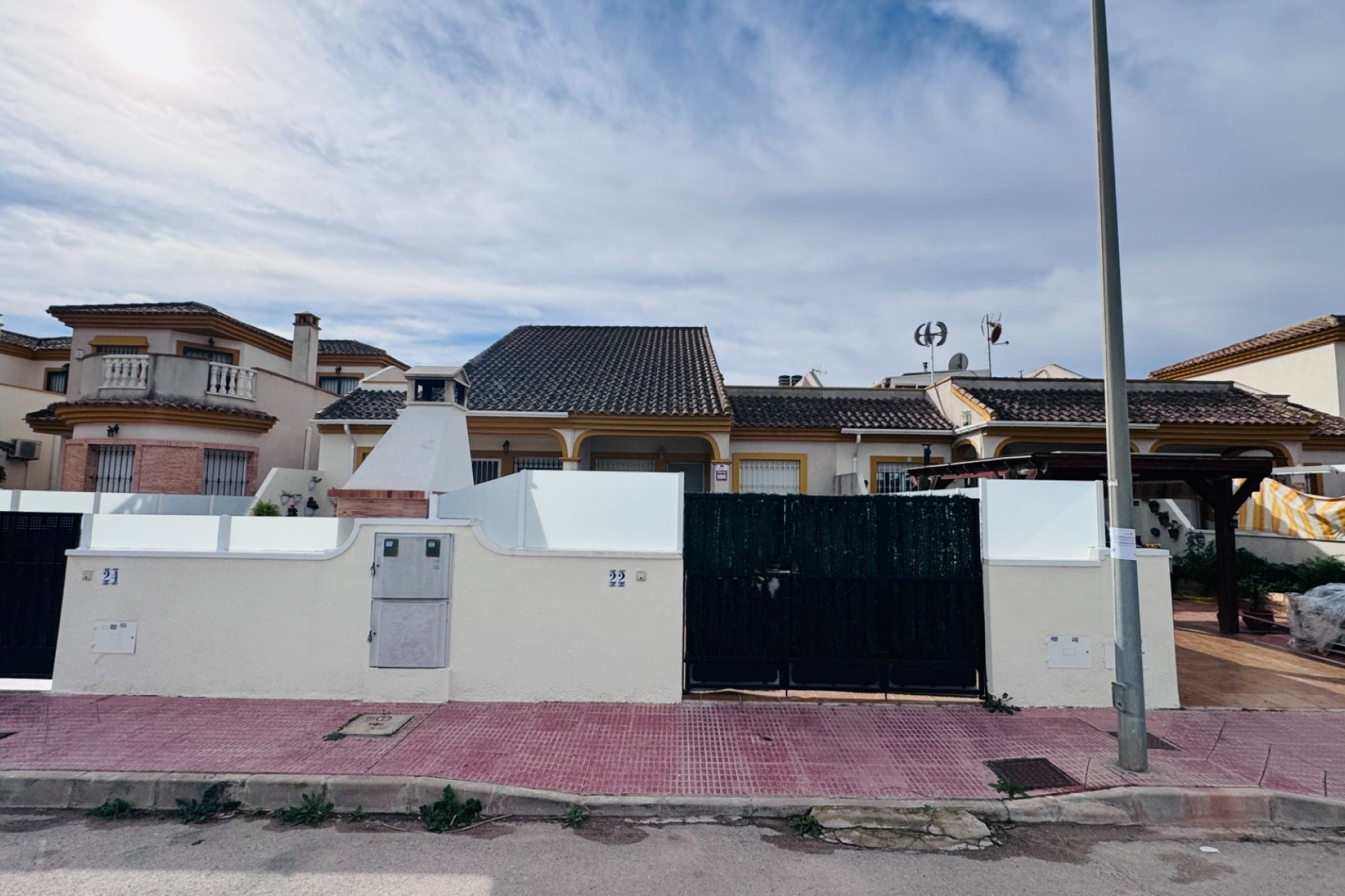 Resale - Town House - Daya Nueva