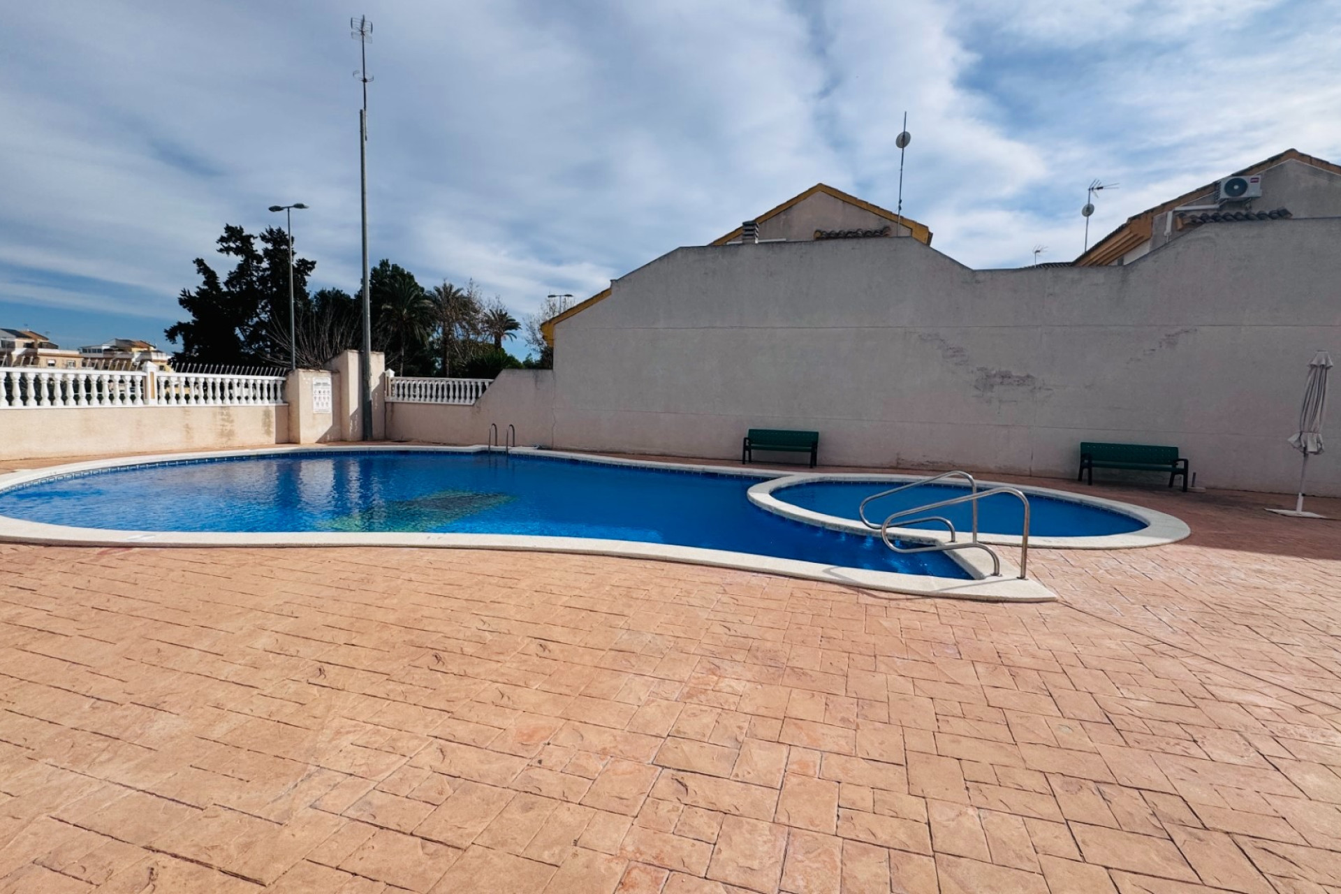 Resale - Town House - Daya Nueva