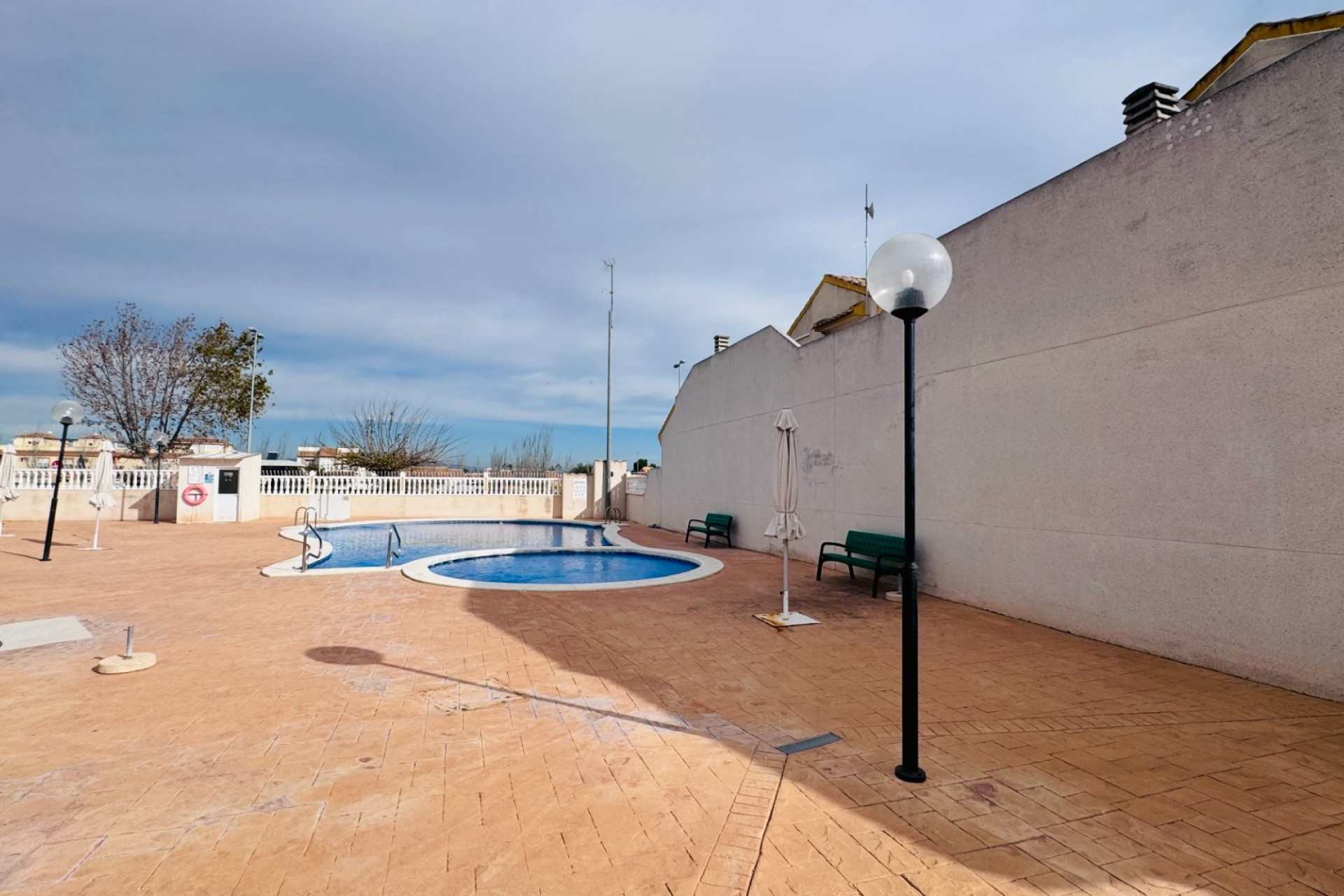 Resale - Town House - Daya Nueva