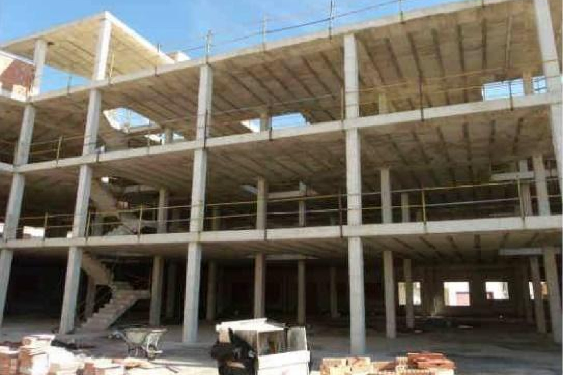 Reventa - Apartamento / Piso - Los Montesinos - Centro