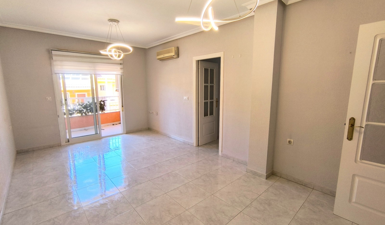 Reventa - Apartamento / Piso - Los Montesinos