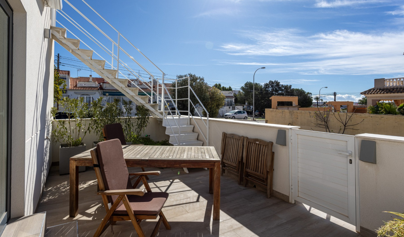 Reventa - Casa de Pueblo - Torrevieja - Urbanización San Luis