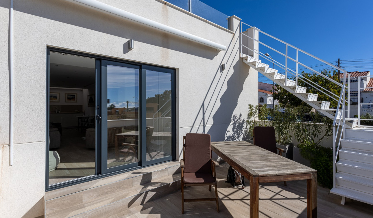 Reventa - Casa de Pueblo - Torrevieja - Urbanización San Luis