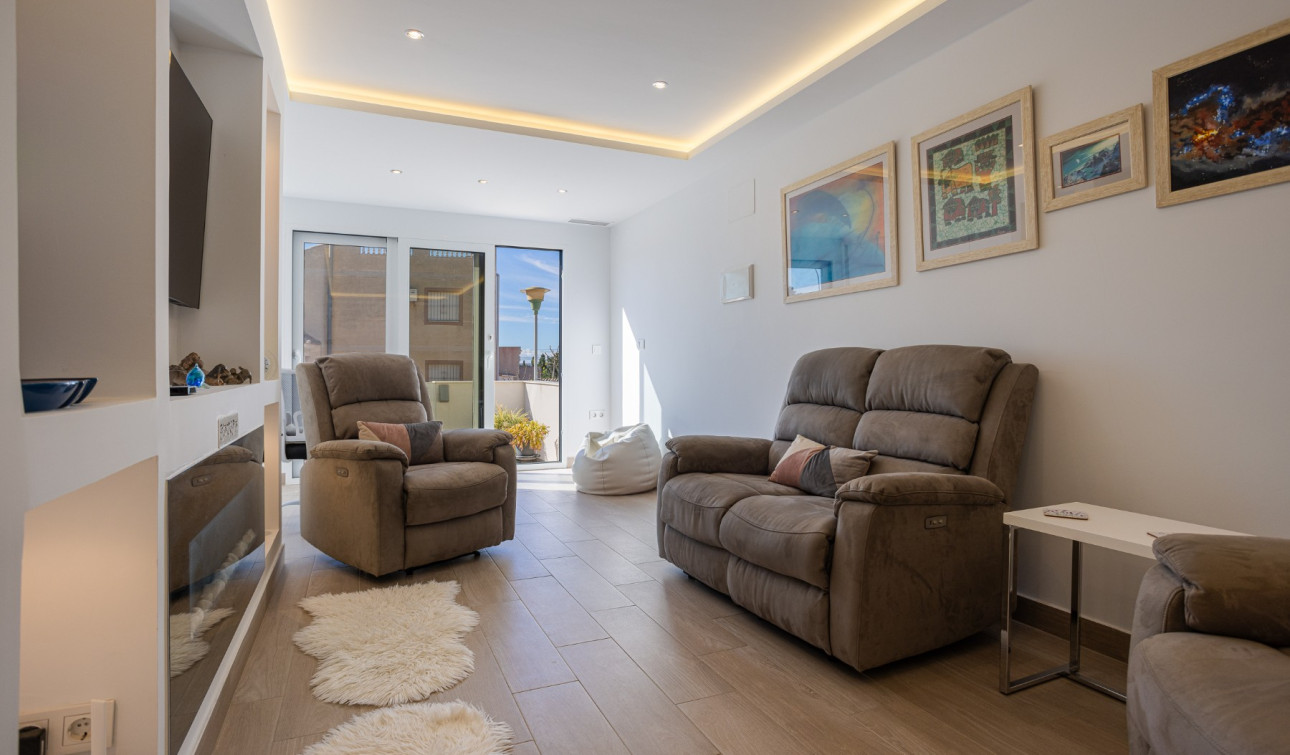 Reventa - Casa de Pueblo - Torrevieja - Urbanización San Luis