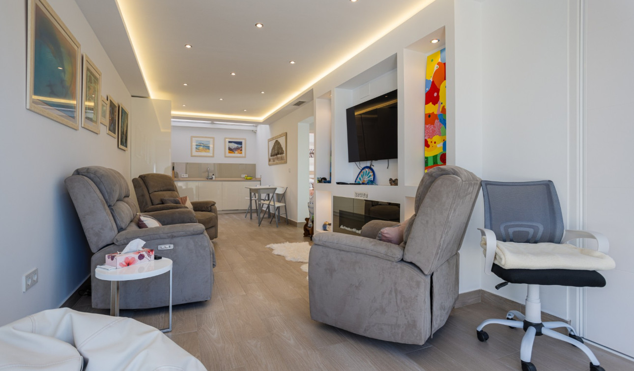 Reventa - Casa de Pueblo - Torrevieja - Urbanización San Luis