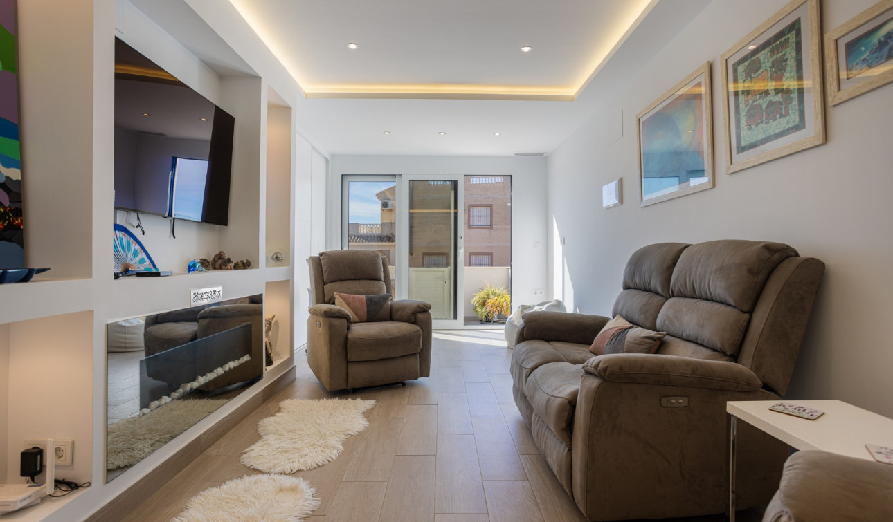 Reventa - Casa de Pueblo - Torrevieja - Urbanización San Luis