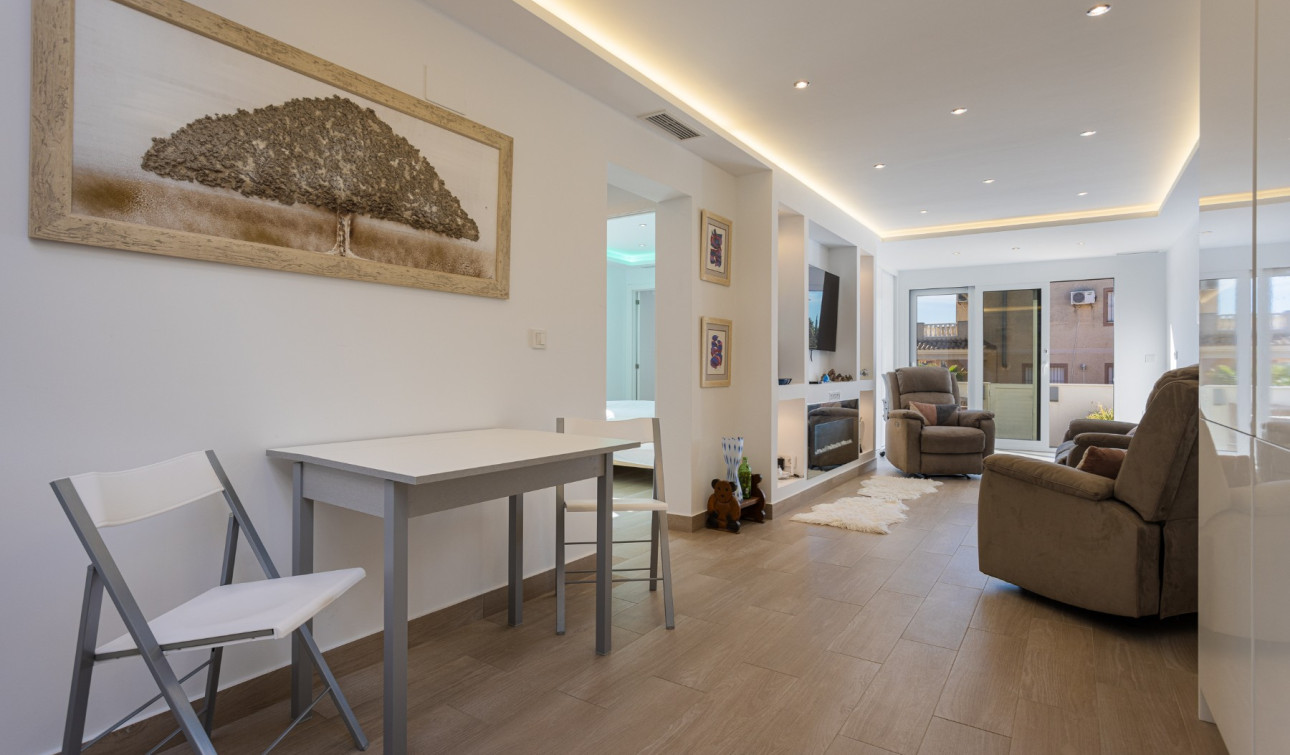 Reventa - Casa de Pueblo - Torrevieja - Urbanización San Luis