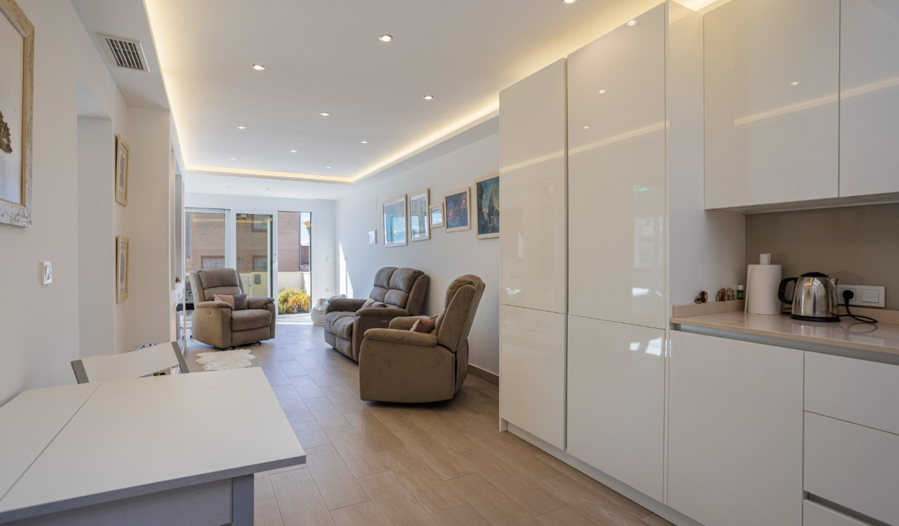 Reventa - Casa de Pueblo - Torrevieja - Urbanización San Luis