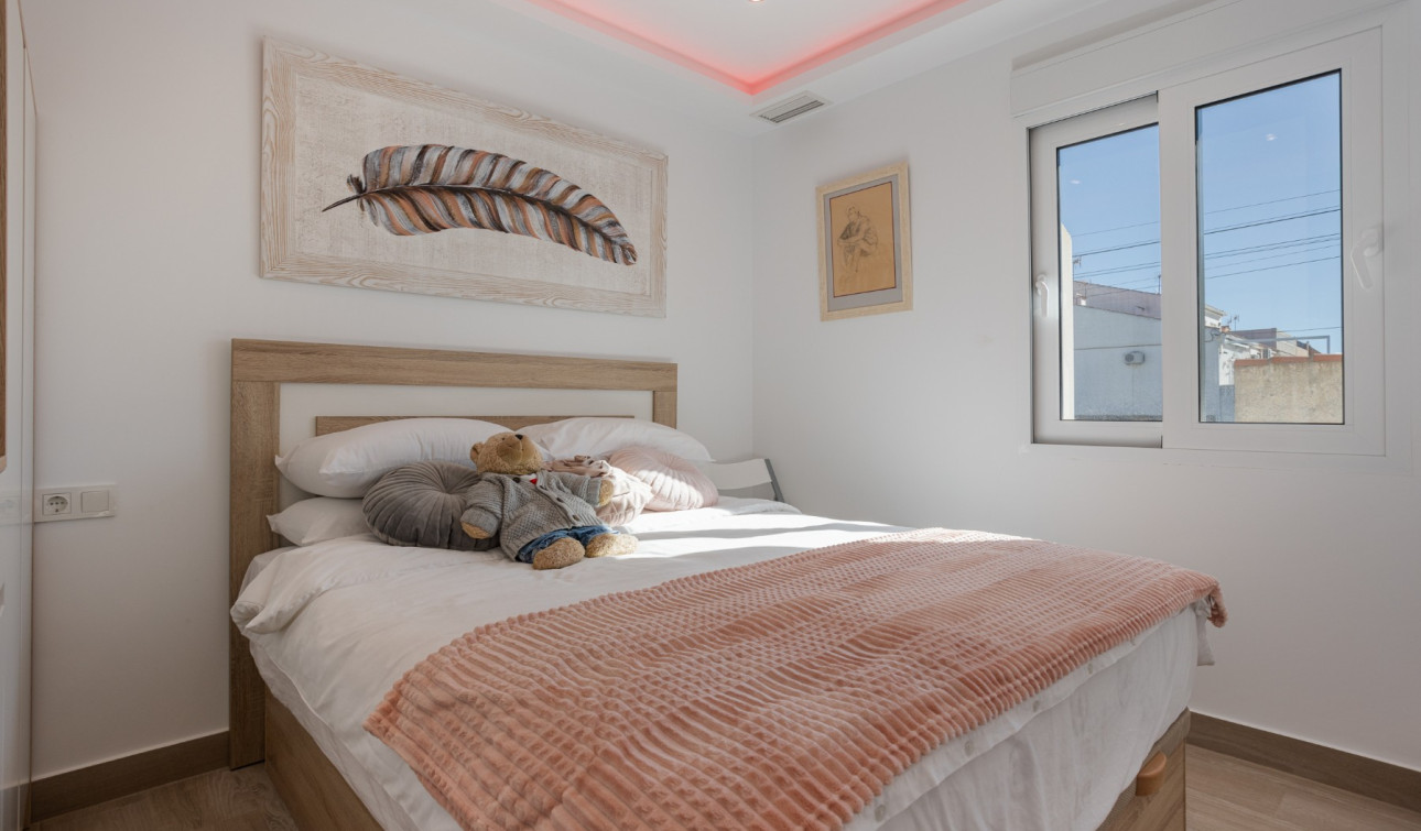 Reventa - Casa de Pueblo - Torrevieja - Urbanización San Luis