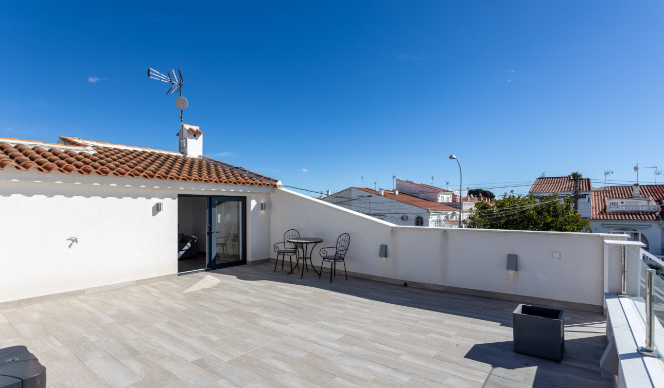 Reventa - Casa de Pueblo - Torrevieja - Urbanización San Luis